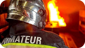 Formateur Pompier Avec du Feu en Arriere Plan